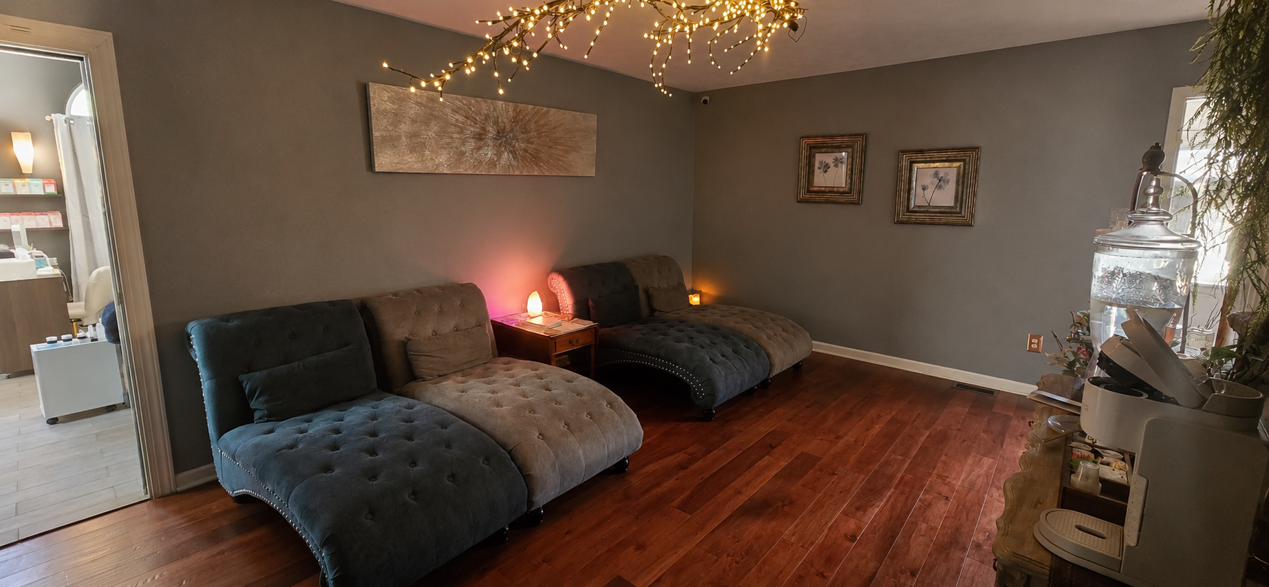 Lounge chairs and soft lamplight in the Blue Mountain Mist Spa relaxation room